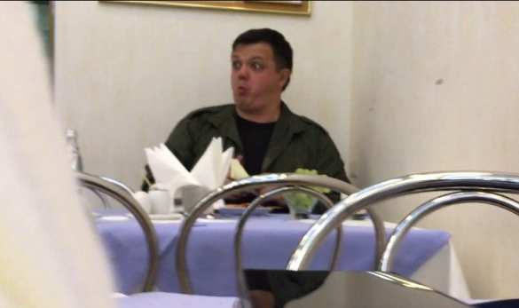 Пока сторонники «блокады Донбасса» мерзли под Радой, Семенченко пообедал блинами (ФОТОФАКТ) | Русская весна