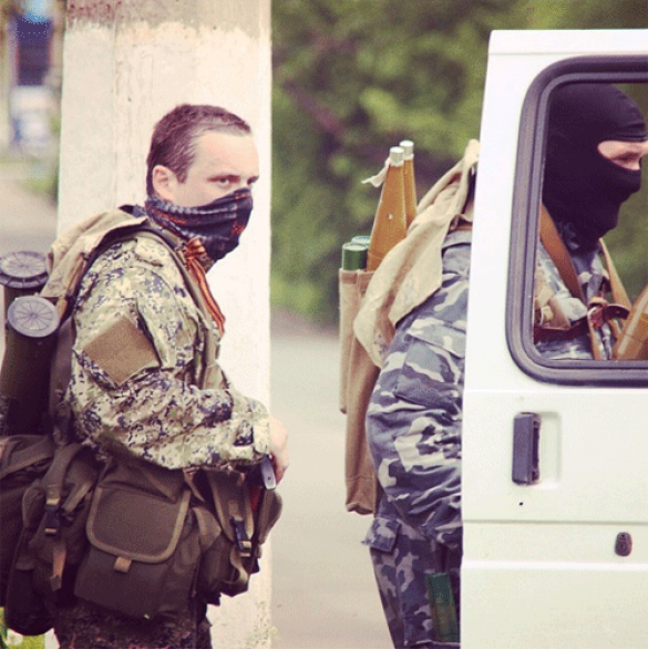 Бой в Семеновке около Славянска. Фото Алесандр Коц, kp.ru МОЛНИЯ: в Славянске идут бои (трансляция) | Русская весна