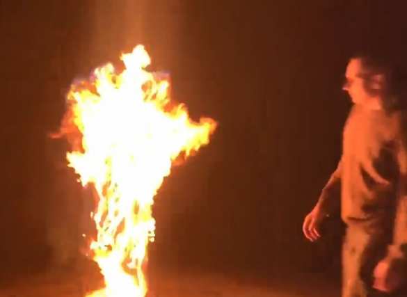 Сенцов сжёг привезённую из России «ненавистную вещь» (ВИДЕО) | Русская весна