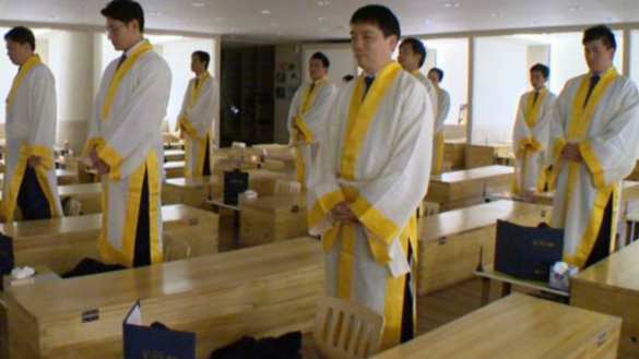 Их нравы: В Южной Корее офисных работников укладывают в гробы (ФОТО) | Русская весна
