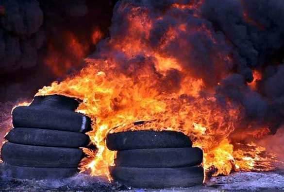 В винницком райцентре взбунтовался народ – поджег шины возле мэрии и объявил бессрочную акцию протеста | Русская весна