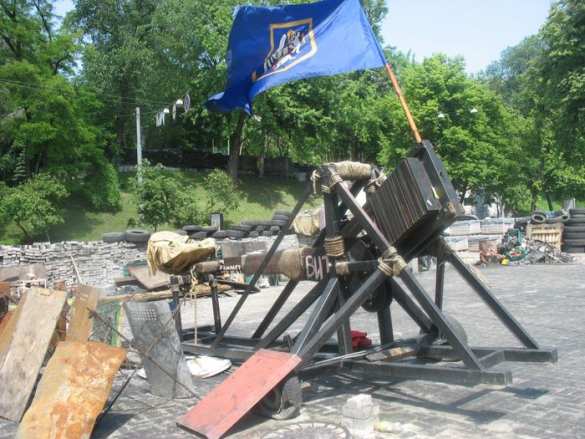 На Майдане произошел конфликт из-за попытки второй сотни Самообороны разобрать баррикаду на Институтской На Майдане произошел конфликт из-за попытки второй сотни Самообороны разобрать баррикаду на Институтской | Русская весна