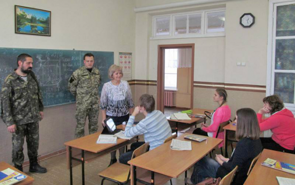 Каратели забирают у мариупольских детей миски, ложки и деньги | Русская весна