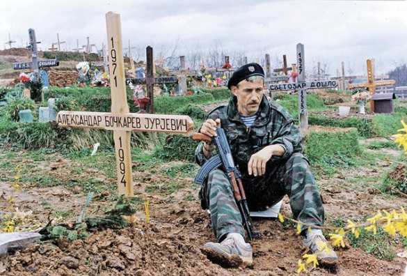 1994 год. Через несколько месяцев Александра Шкрабова похоронят рядом. Сербия — лаборатория. Русия — завод | Русская весна