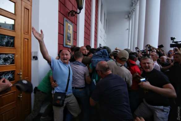 Беспорядки в Одессе: протестующие установили палатки и подрались с полицией (ВИДЕО 18+) | Русская весна