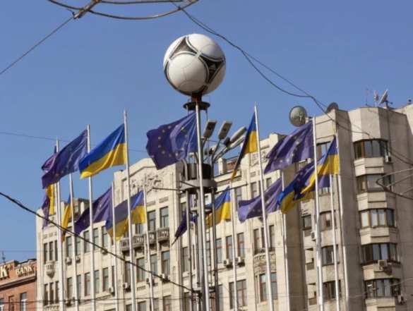 В Киеве на Европейской площади символ Евро-2012 заменили на эмблему НАТО (ФОТО) | Русская весна