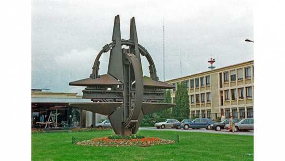 Символ НАТО в Брюсселе Массовая манифестация против учений НАТО проходит на Сицилии | Русская весна