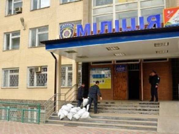 В оккупированном Славянске горотдел милиции обложили мешками с песком | Русская весна