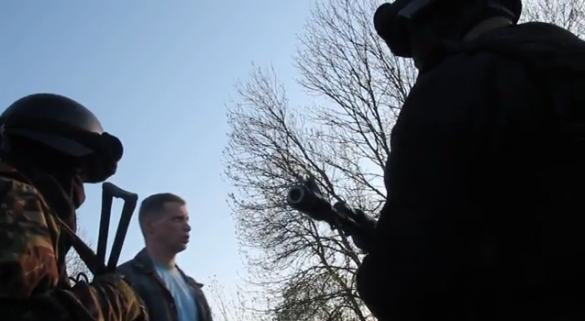 Жители Славянска не позволяют военным досматривать свои машины на блокпостах (видео) | Русская весна