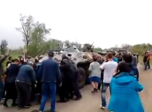 Жители пытаются заблокировать бронетехнику (видео) | Русская весна