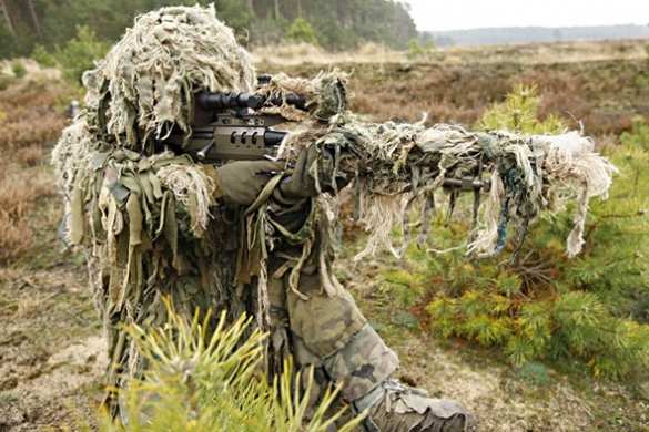 Бои в Широкино: снайпер ВСУ едва не попал в бойца Республиканской Гвардии (ВИДЕО) | Русская весна