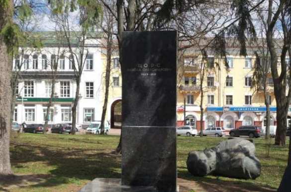 На Аллее Героев в Чернигове националисты в масках снесли памятники Щорсу и Кропивянскому, еще 2 монумента они сломать не смогли (ФОТО+ВИДЕО) | Русская весна
