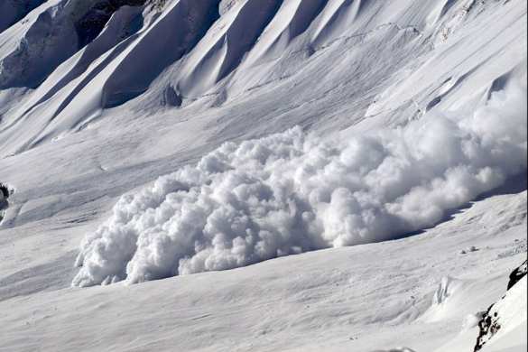 Лавина снесла микроавтобус в пропасть, есть погибшие (ФОТО, ВИДЕО) | Русская весна