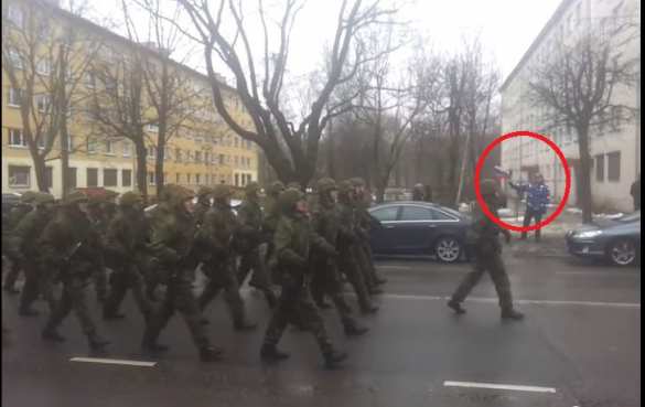На параде в эстонском приграничном городе Нарва, посвященном т.н. «Дню Независимости», молодой человек размахивал российским флагом (ВИДЕО) | Русская весна