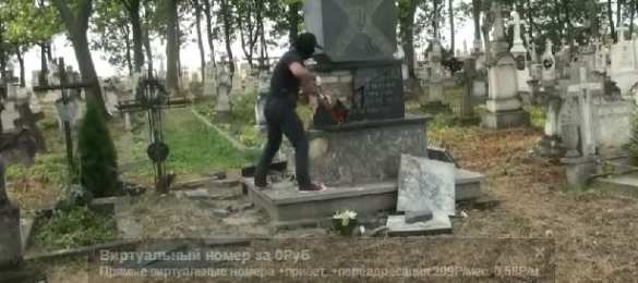Польские активисты разрушили памятник террористам «УПА» (ВИДЕО) | Русская весна