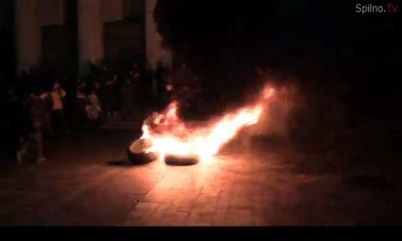 МОЛНИЯ: после стихийного вече на Майдане наиболее радикальная часть участников выстроилась в боевые колонны и идет на Верховную Раду | Русская весна