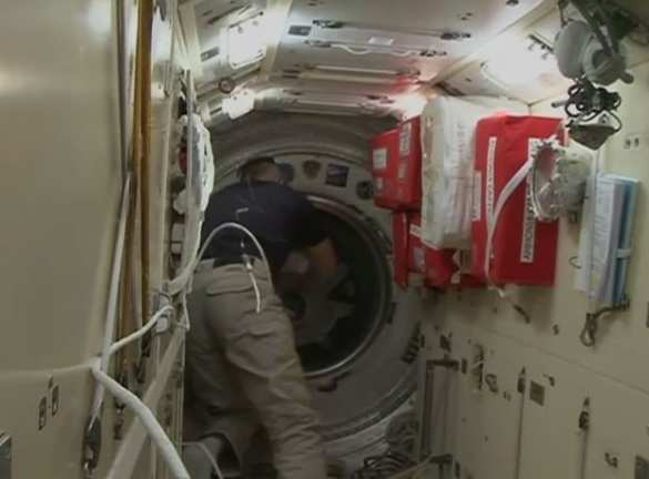 «Давай попробуем открыть? — я толкаю — Отлично!» — экипаж корабля «Союз ТМА-15 М» состыковался с МКС и перешел на станцию (видео) | Русская весна