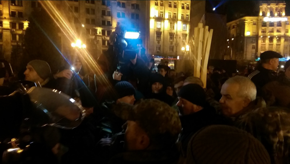 СРОЧНО: на «Третьем Майдане» произошло первое столкновение протестующих с полицией (ФОТО, ВИДЕО) | Русская весна