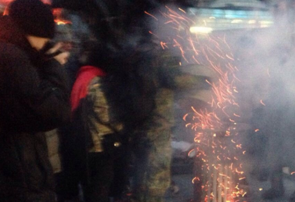 На Третьем Майдане запалили первые костры и начинают строить первую баррикаду (ФОТО) | Русская весна