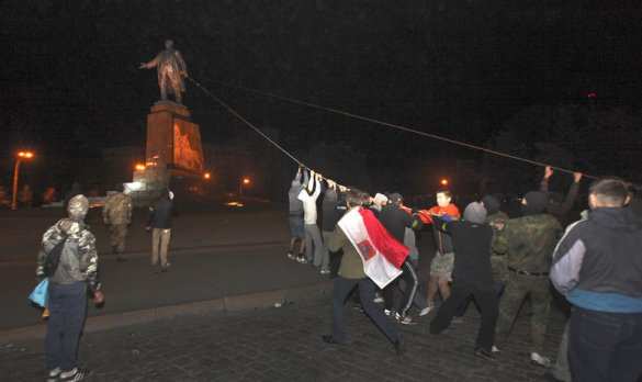 Ночь вандалов в Харькове: люди в масках повалили три памятника (ВИДЕО) | Русская весна