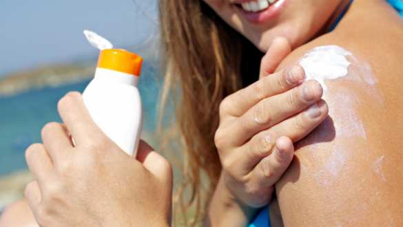 На популярном курорте запретили солнцезащитный крем | Русская весна
