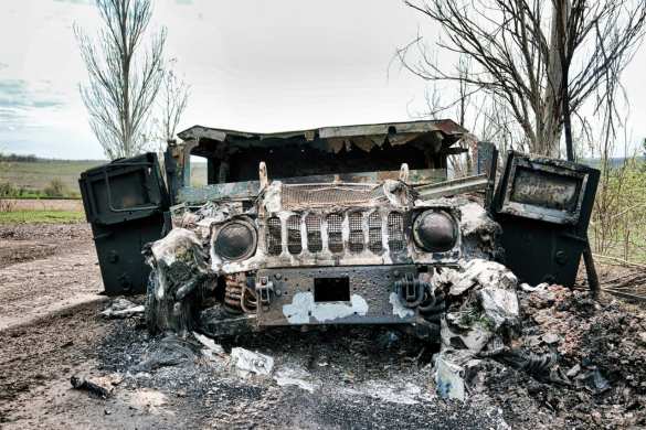 Военный ВСУ показал, как в одном дворе в Бахмуте ЧВК уничтожили технику из разных стран НАТО (ВИДЕО) | Русская весна