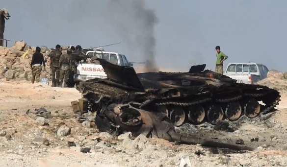 Шокирующие кадры: ВКС России уничтожили БМП и танк смертников ИГИЛ на «Дороге Жизни» Ханассер-Итрия (ВИДЕО 21+) | Русская весна