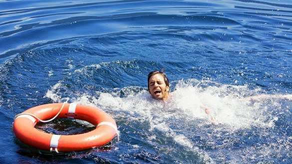 Наркоторговцы спасли тонущих полицейских (ВИДЕО) | Русская весна