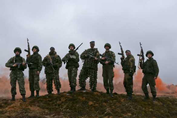 Рейд спецназа и сил ВДВ: захвачен аэродром, нарушена система управления противника (ВИДЕО) | Русская весна