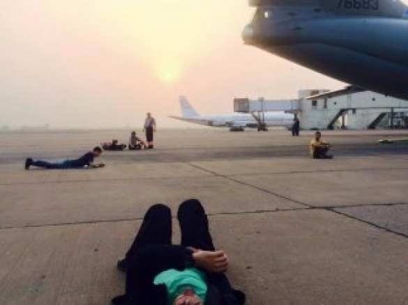 Эвакуированных из Непала после 11 дней мытарств украинцев заставили спать на взлетной полосе (ФОТО) | Русская весна