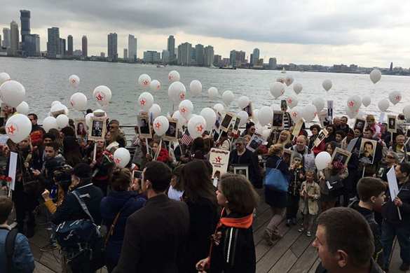 Впервые в США шествие «Бессмертного полка» состоялось в прошлом году, а в этом к Нью-Йорку присоединились еще семь американских городов Фото: Алексей ОСИПОВ «Бессмертный полк» прошел по городам США (ФОТО) | Русская весна