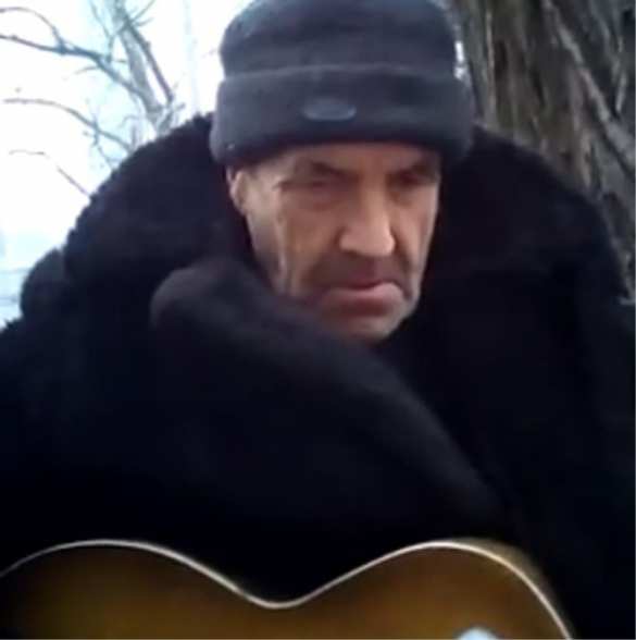 «Донецк бомбят безжалостно!» — поет полуслепой дедушка, один из символов непобедимости Донбасса (ВИДЕО) | Русская весна