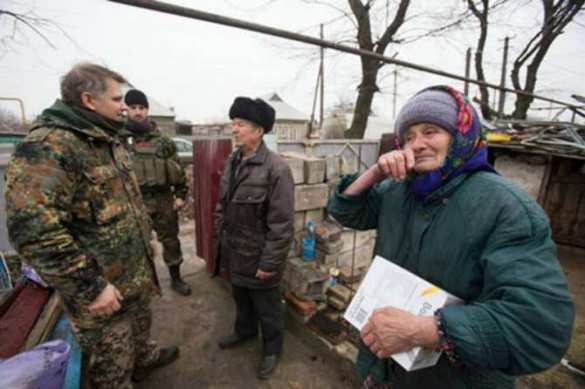 В Марьинке, находящейся под контролем ВСУ, умирают от голода старики, — украинский волонтер Майя (фотолента) | Русская весна