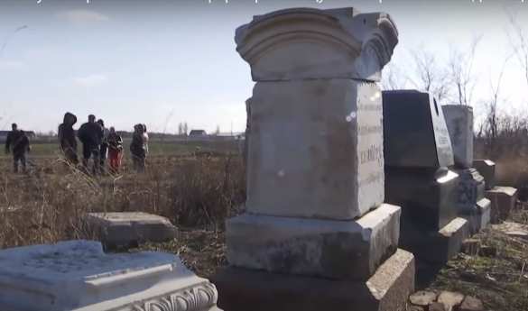 Это Украина: старинное еврейское кладбище распахали под засев зерновых (ВИДЕО) | Русская весна