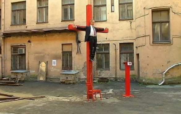 Адские шпроты: в Риге распяли статую Путина Адские шпроты: в Риге распяли статую Путина | Русская весна