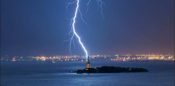 Знаки: в США молния ударила в статую Свободы (ВИДЕО) | Русская весна