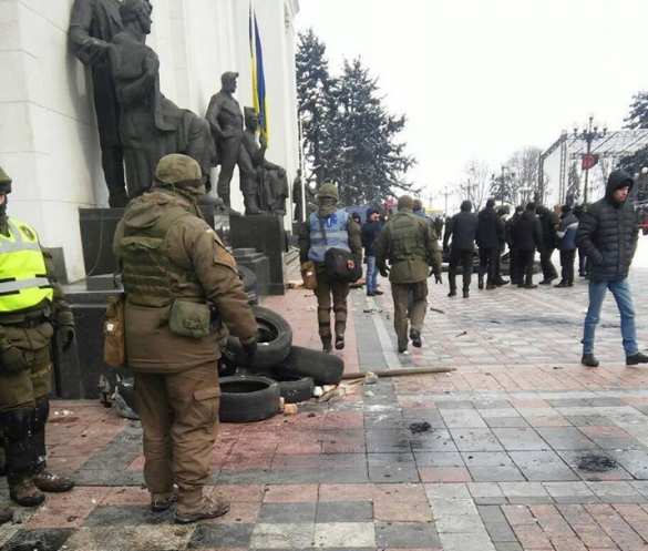 Бои под Верховной Радой: в правоохранителей летят камни и шины, есть пострадавшие и задержанные (+ВИДЕО, ФОТО) | Русская весна