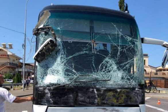 Два туристических автобуса столкнулись в Сочи (ФОТО, ВИДЕО) | Русская весна