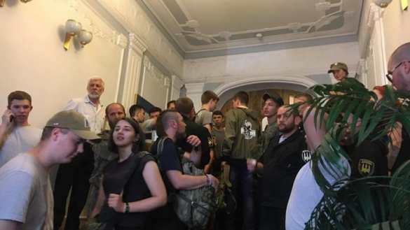 В Киеве у суда, где слушается дело журналиста Коцабы, начались стычки (ВИДЕО) | Русская весна