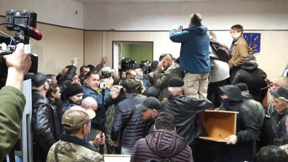 Кадры жёстких задержаний: полиция разблокировала суд над главарем «ОУН», разогнав его «побратимов» (ВИДЕО) | Русская весна