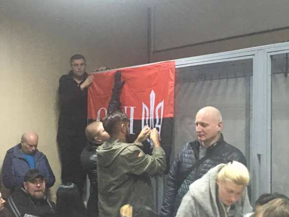 Сторонники главаря ОУН заблокировали зал суда в Киеве и не дают вывезти его в СИЗО (ФОТО, ВИДЕО) | Русская весна