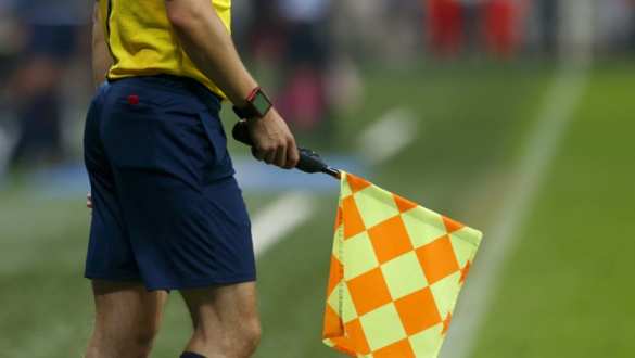 Украинские фанаты избили судью на поле (ВИДЕО) | Русская весна