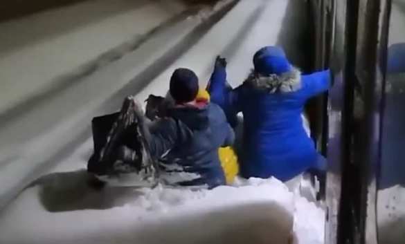 Эффектная высадка пассажиров в сугробы: в РЖД отреагировали на резонансные кадры (ВИДЕО) | Русская весна