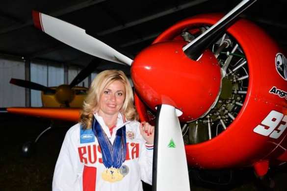 Лучшая летчица мира показала «штопор» на Су-26 в Тверской области (ВИДЕО) | Русская весна