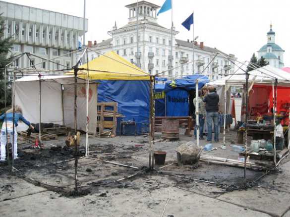 В Сумах ночью на площади Независимости сожгли агитационные палатки проукраинских партий  | Русская весна