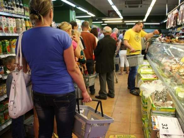 Львовяне в панике опустошают супермаркеты: люди cметают муку, сахар, крупы и масло (ВИДЕО) | Русская весна