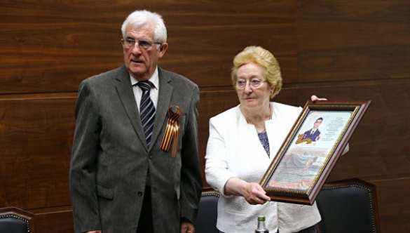 Французы, передавшие награды семье российского офицера, погибшего в Сирии, пройдут с «Бессмертным полком» в Москве | Русская весна