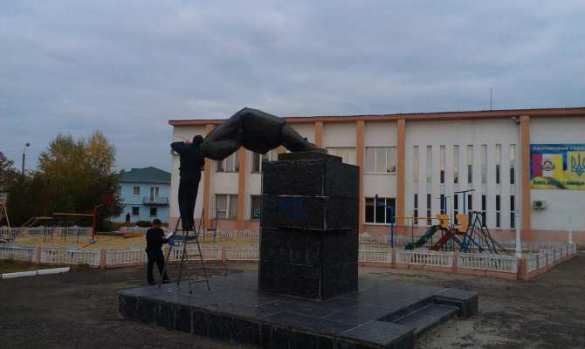 &quot;В Сватово Ленин лег спать&quot; - украинцы продолжают воевать с памятниками (видео) | Русская весна