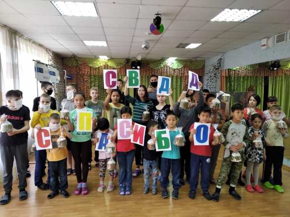 Выпускники детских домов передали одиноким пенсионерам и детям-сиротам пасхальные куличи (ФОТО) | Русская весна