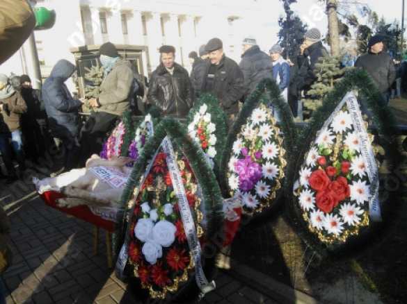 К Верховной Раде в Киеве принесли гроб со свиньей (ФОТО, ВИДЕО) | Русская весна